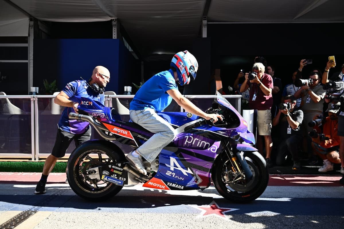 Colapinto se subió a una Yamaha de MotoGP en Austin y bromeó: "¡Mi papá no me dejaría!"