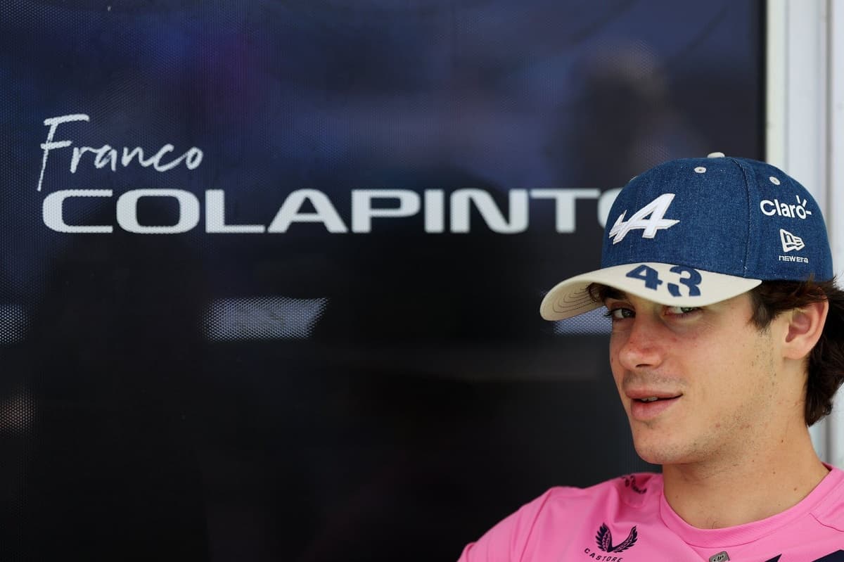Colapinto firma una tarjeta inédita de F1 en un hotel de Austin