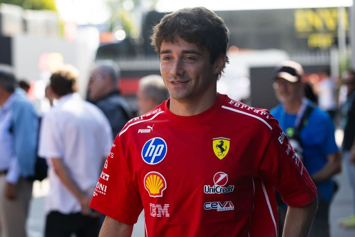 ¿Por qué Ferrari viste a Leclerc de negro absoluto en Singapur? La jugada de marketing que divide al paddock