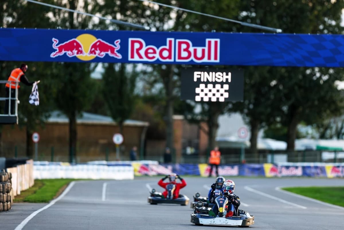 Verstappen devora a 100 rivales: de último a primero en solo 13 vueltas