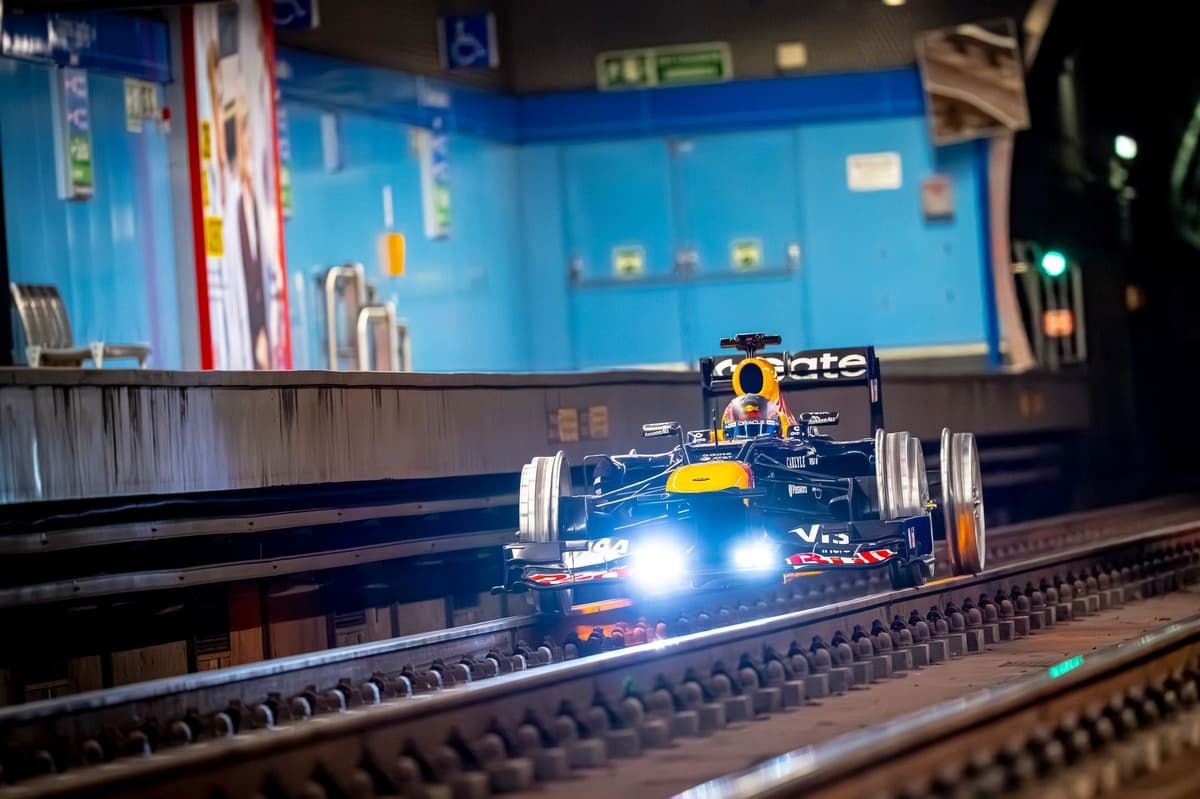 ¡De la pista a las vías! Red Bull hace rodar un F1 por el Metro de Madrid antes del Gran Premio