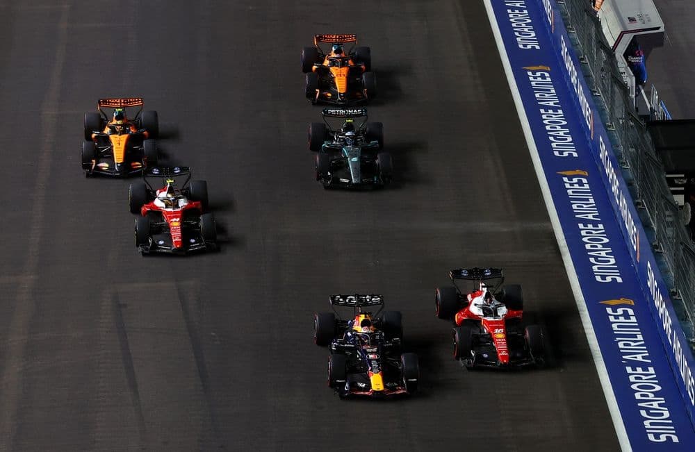 ¿Piloto sin voz, equipo ciego? Verstappen gana en Singapur con radio averiada y Lambiase improvisando mensajes cifrados - figura 1