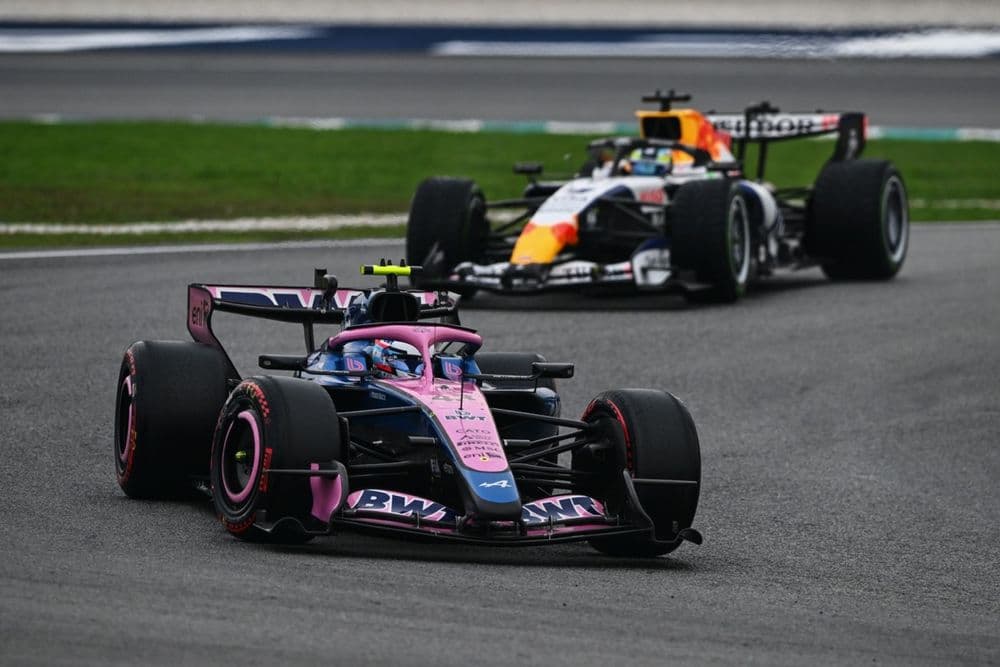 Verstappen sobrevive al caos en Sepang: Colapinto remonta al 13° y Checo Pérez cierra 19° - figura 2