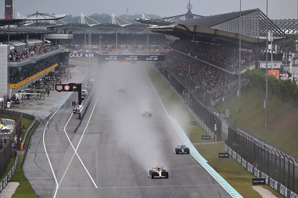¿Cómo un bug de software de la FIA apagó los pedales en plena carrera y estuvo a punto de arruinar el GP de Bahréin? - figura 1