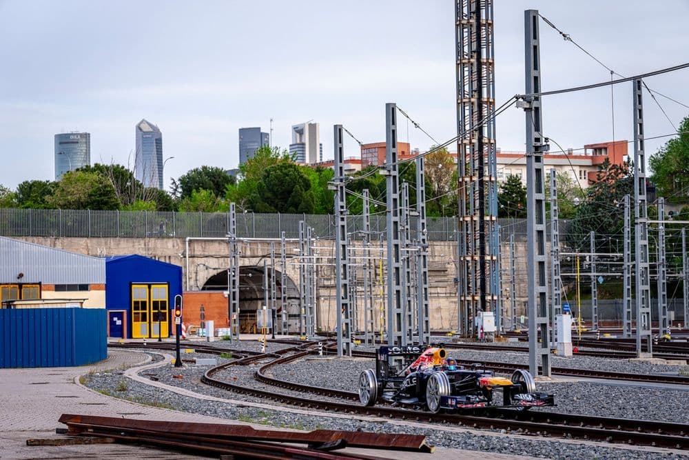 ¡De la pista a las vías! Red Bull hace rodar un F1 por el Metro de Madrid antes del Gran Premio - figura 1