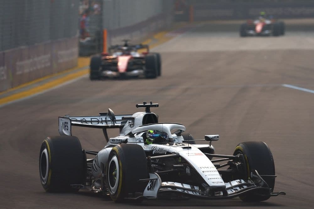Colapinto aprende en el infierno de Marina Bay: 19º en la FP1 con Russell al frente - figura 1