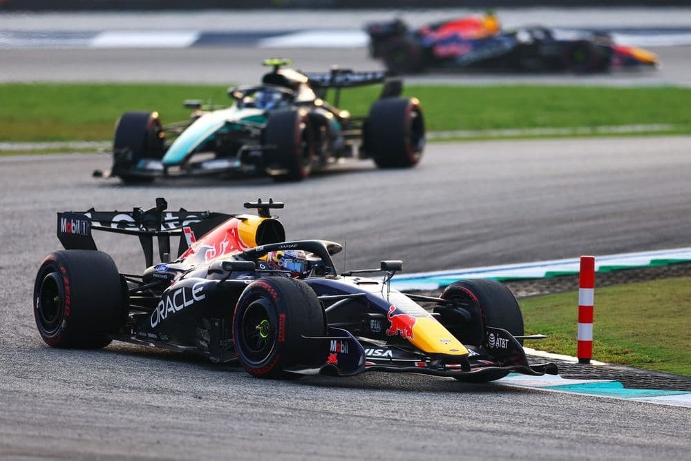 Verstappen sobrevive al caos en Sepang: Colapinto remonta al 13° y Checo Pérez cierra 19° - figura 3
