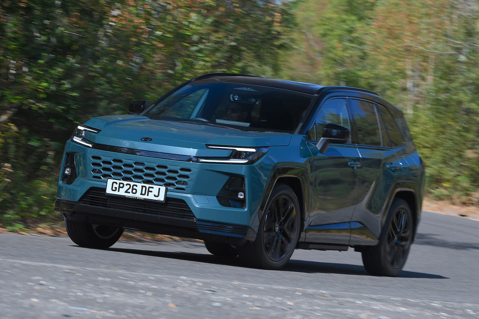 ¿El nuevo Toyota RAV4 PHEV rompe el mercado? 134 km eléctricos y un golpe directo al Grupo Volkswagen