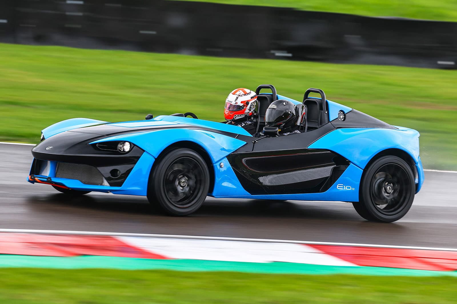 El Zenos E10 regresa actualizado y con un precio más elevado