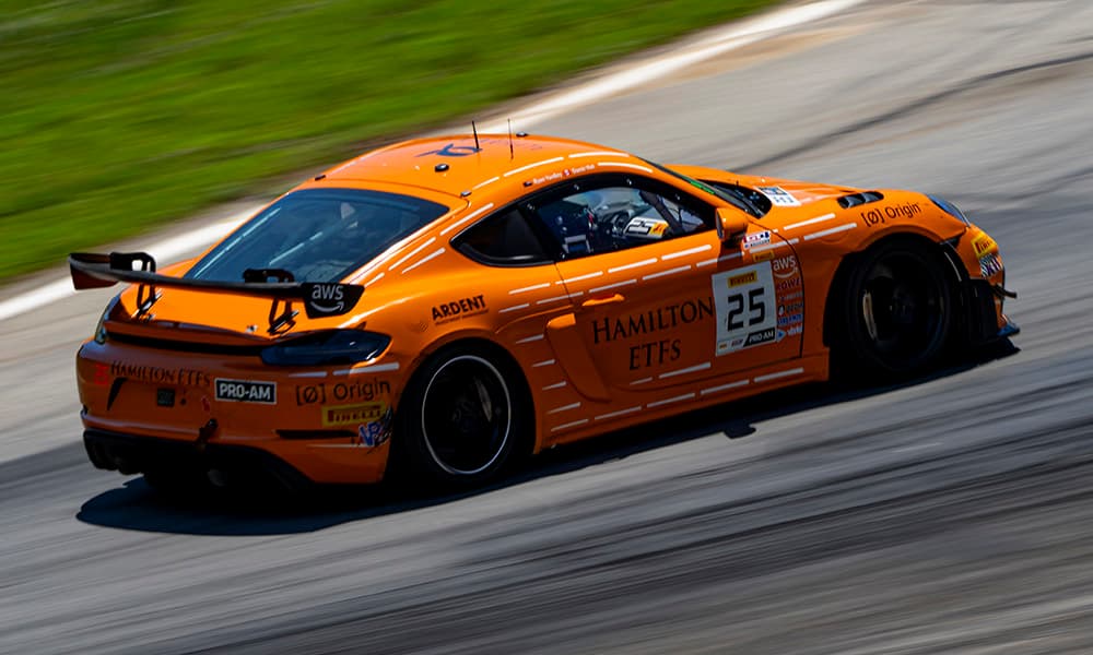 Yardley Impone Ritmo en Road America: Drama y Recambio para los Líderes de GT4