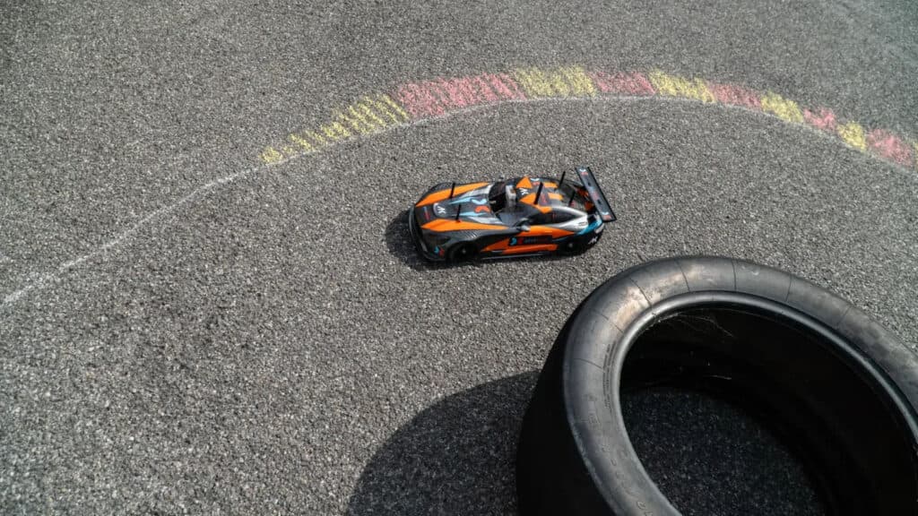 ¿Y si el coche que pilotas en el simulador fuera real? PixaRacer lo demuestra en Frankfurt - figura 1