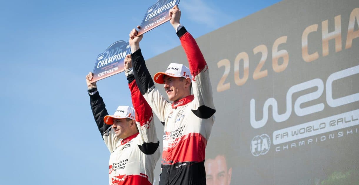 Evans conquista el título del WRC tras el accidente de Solberg a dos curvas de la meta