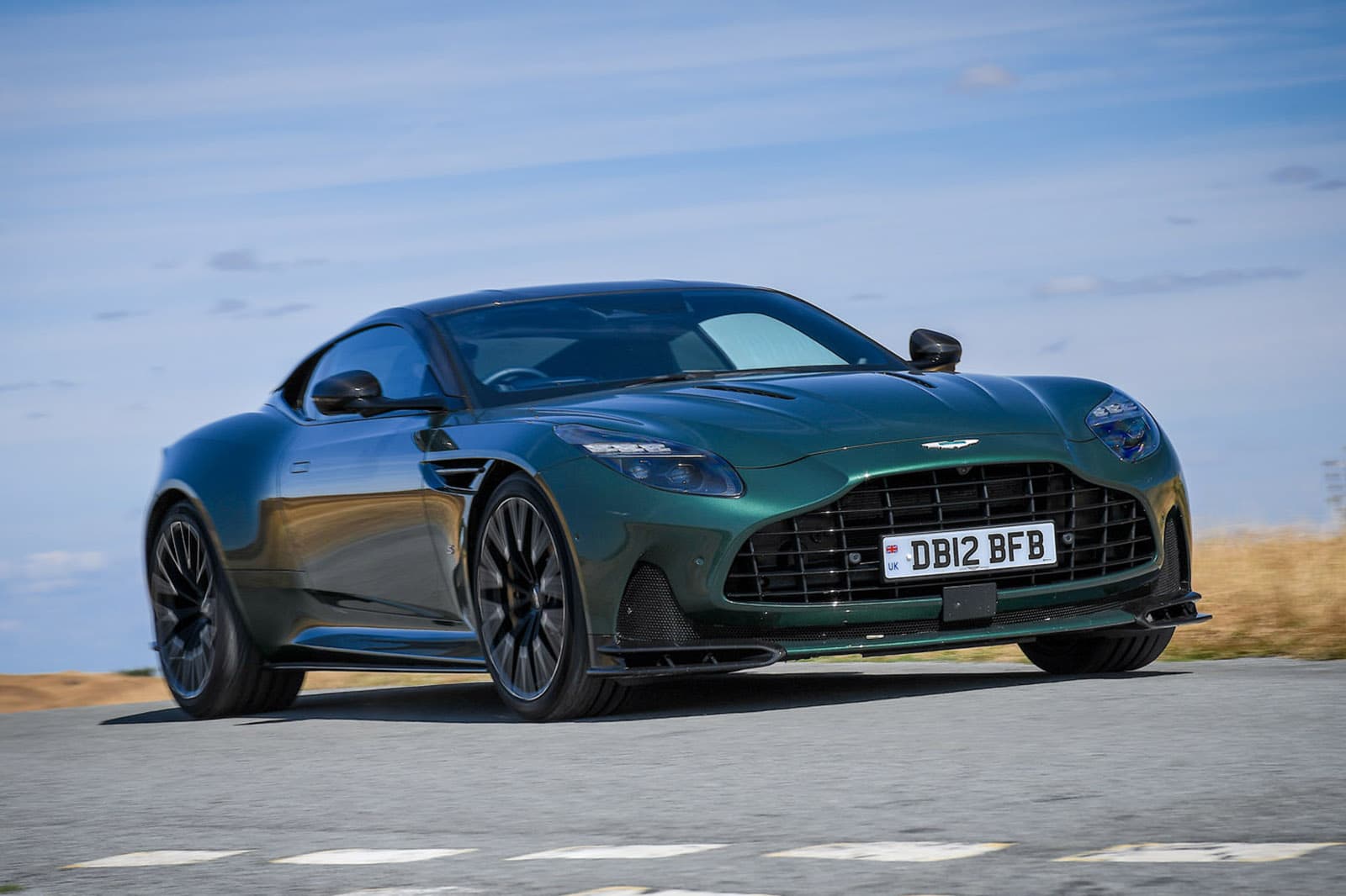 Aston Martin DB12 S: El Superturismo Británico Desafía los Límites