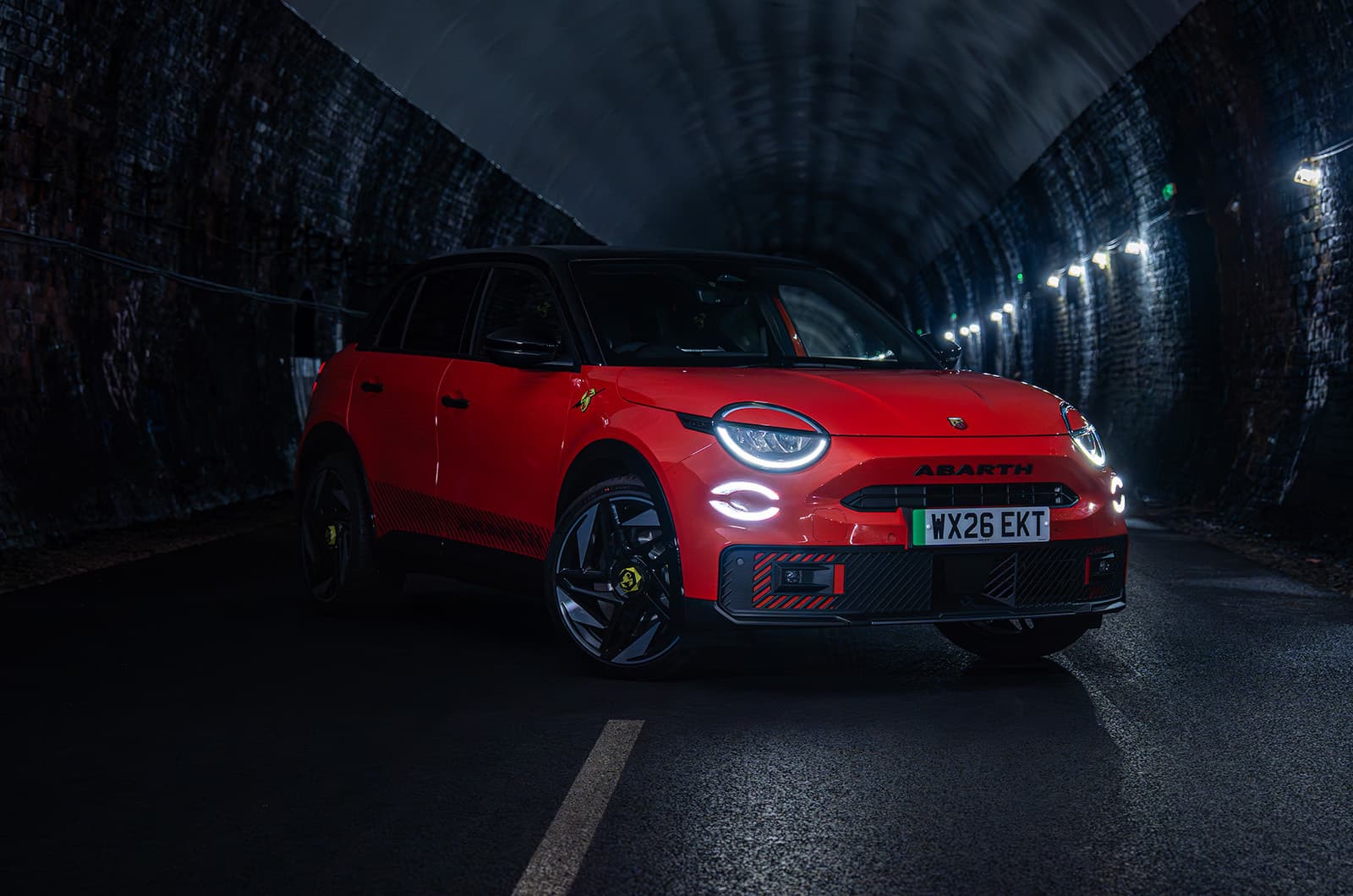 ¿Puede un eléctrico de 280 CV domar el asfalto sucio? Abarth 600e Competizione lo demuestra