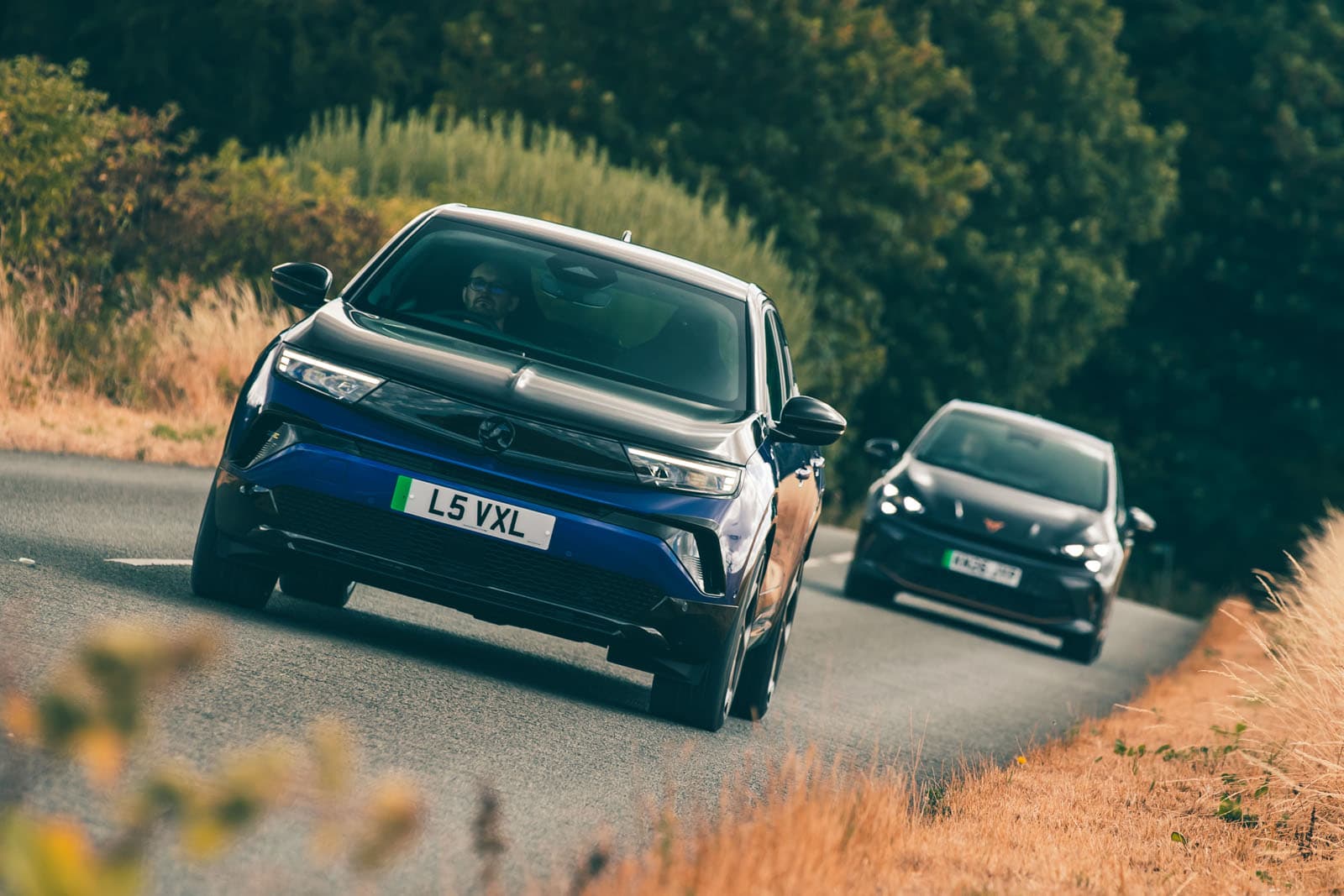 ¿Un eléctrico de dos toneladas puede ser un compacto deportivo? La batalla Born VZ vs. Mokka GSE