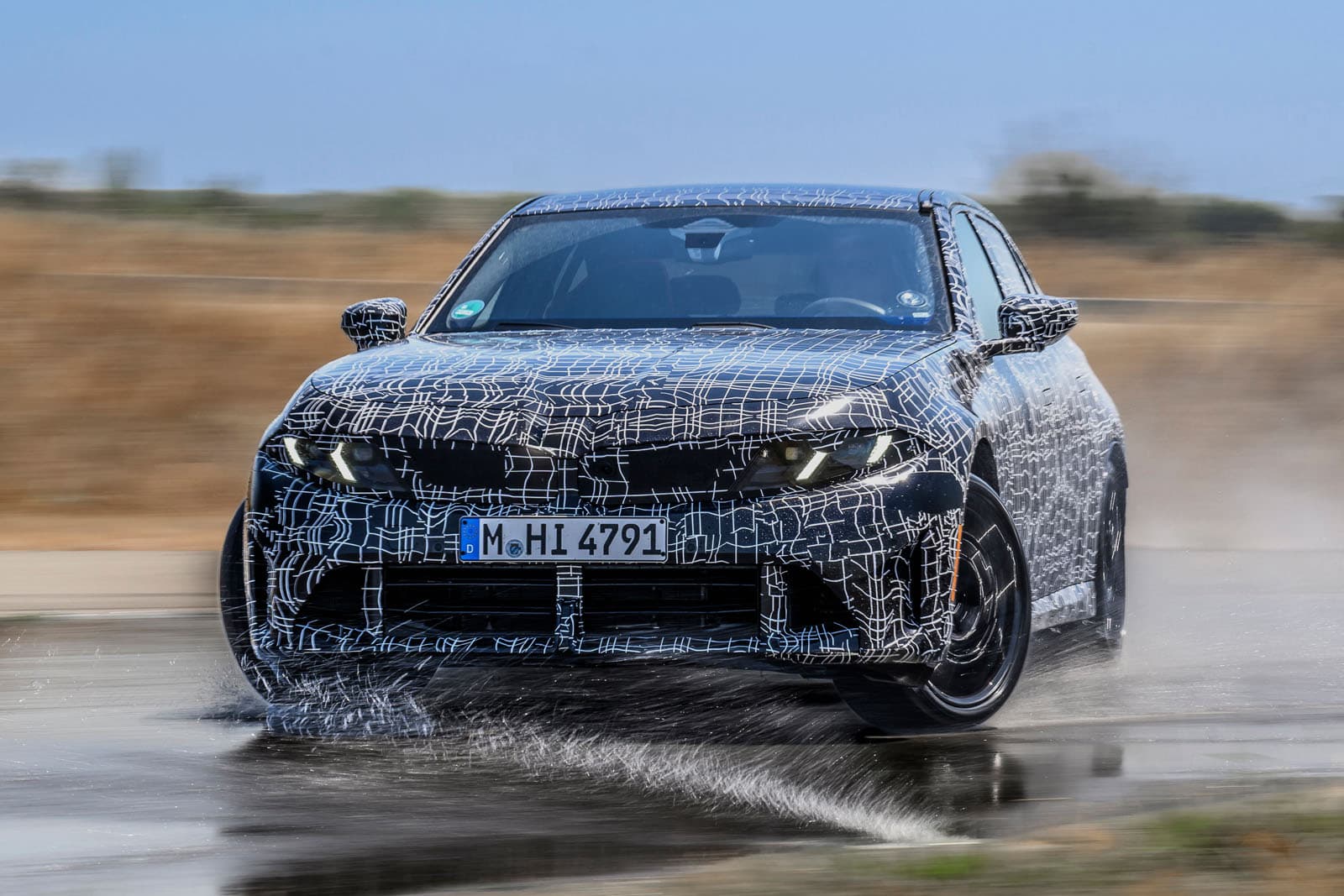 BMW M350: el Serie 3 más potente de la era térmica estrena modo drift y 437 CV