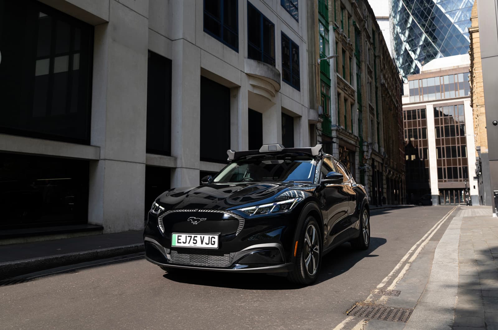 Uber lanza en Londres el primer servicio de taxis autónomos del Reino Unido: los Ford Mustang Mach-E ya ruedan sin conductor
